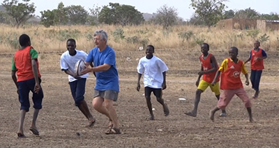 Michel au cours d'une séance d'initiation au rugby à Zoula